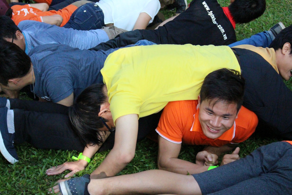 <p> Để nhận được chiếc mật thư thứ 4, thành viên mỗi đội phải lần lượt chui qua chiếc "hầm người"có thể sụp bất cứ lúc nào của đội mình. </p>