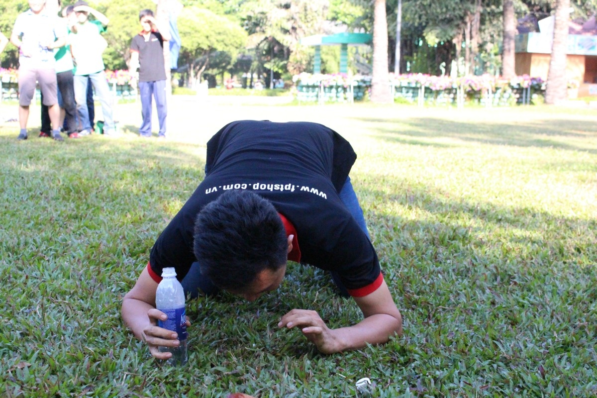 <p> Vật dụng cần phải lấy đã rơi ra khỏi chai, thành viên này phải dùng miệng nhặt nó từ sân cỏ. </p>