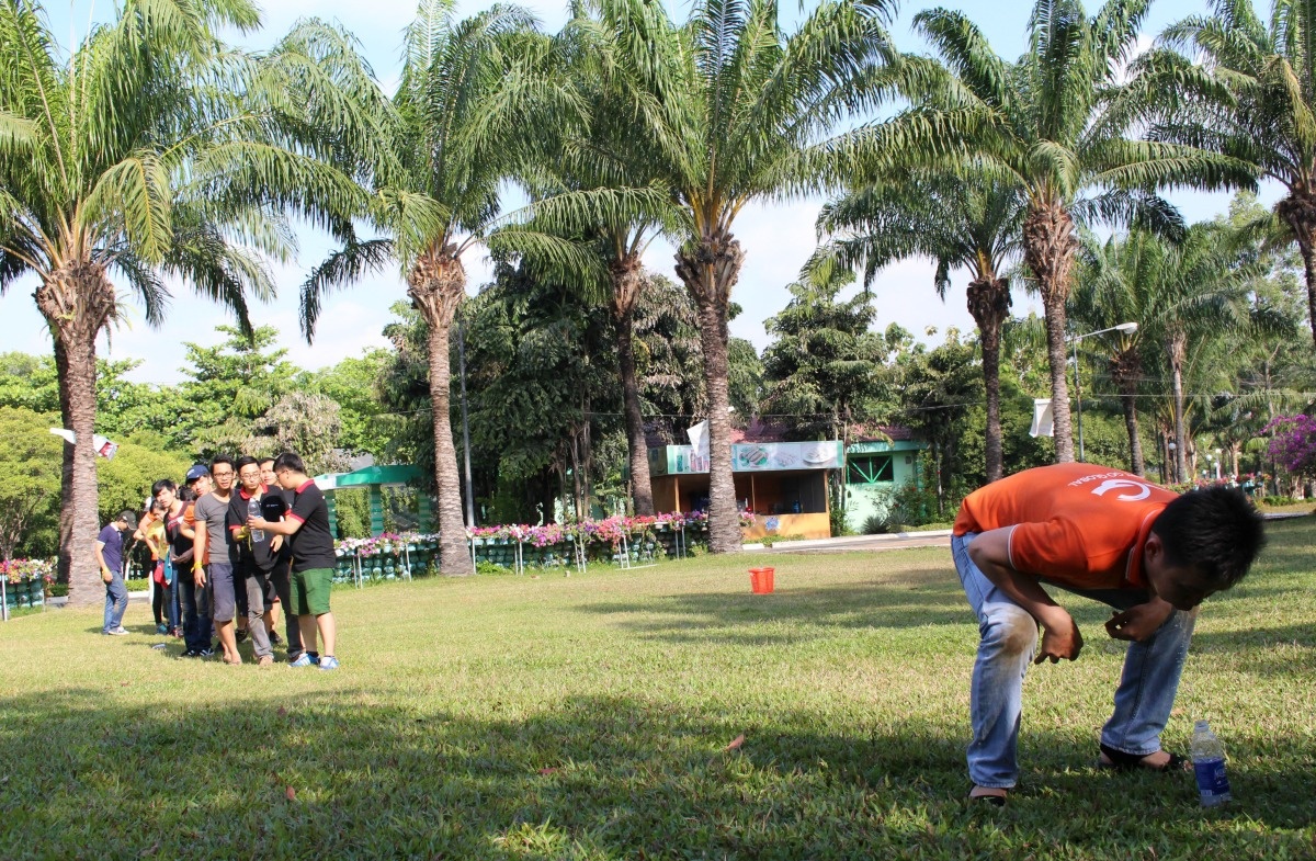 <p> Tư thế tiếp nước hài hước của thành viên đội Cánh cụt.</p>