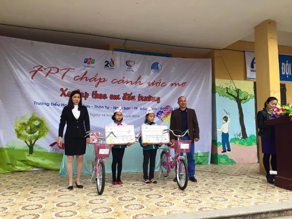 <p class="Normal"> Với chủ đề “Chắp cánh ước mơ – Xe đạp theo em đến trường”, chi nhánh Bắc Ninh đã trao tặng xe đạp và nhiều phần quà, mỗi phần trị giá 300.000 đồng cho các em học sinh nghèo vượt khó tại trường Tiểu học Nam Sơn, Quế Võ, Bắc Ninh.</p>