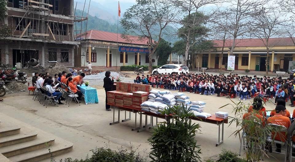 <p> 3 tạ gạo, 25 thùng mỳ tôm đã được các thành viên chi nhánh Lào Cai gửi tới các em học sinh có hoàn cảnh đặc biệt khó khăn của trường Trung học cơ sở Tả Phời, Lào Cai.</p>
