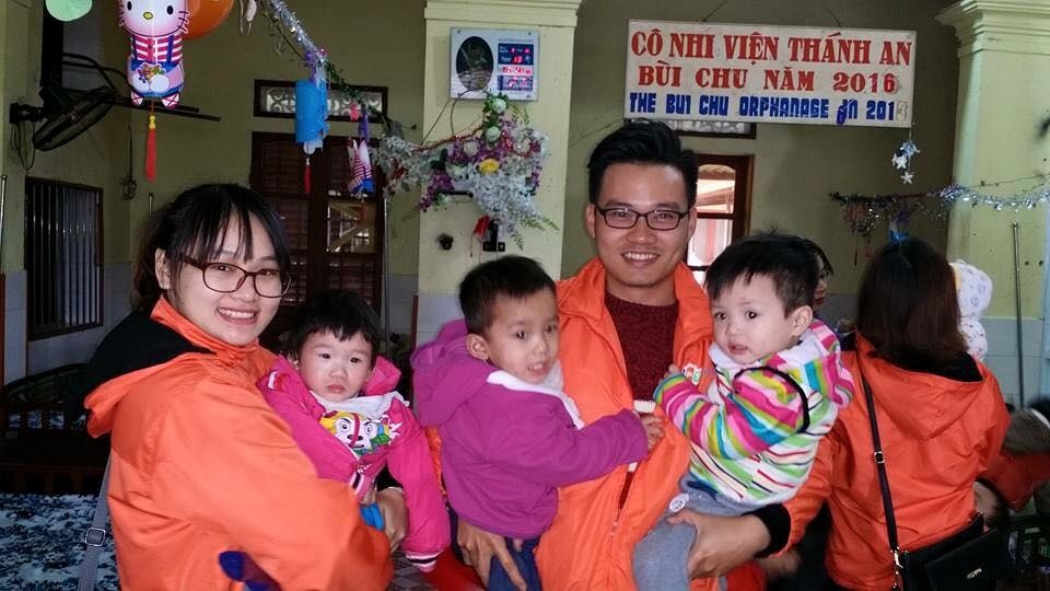 <p> <span style="color:rgb(0,0,0);">Các em nhỏ tại cô nhi viện Thánh An Bùi Chu, Xuân Trường, rạng rỡ vui đùa trong vòng tay các CBNV chi nhánh Nam Định.</span></p>