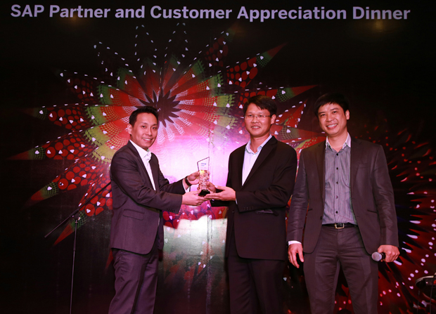 Anh Bùi Triệu Anh Tuấn (giữa) - PTGĐ FPT IS ERP đại diện công ty nhận giải thưởng từ SAP. Ảnh: FIS