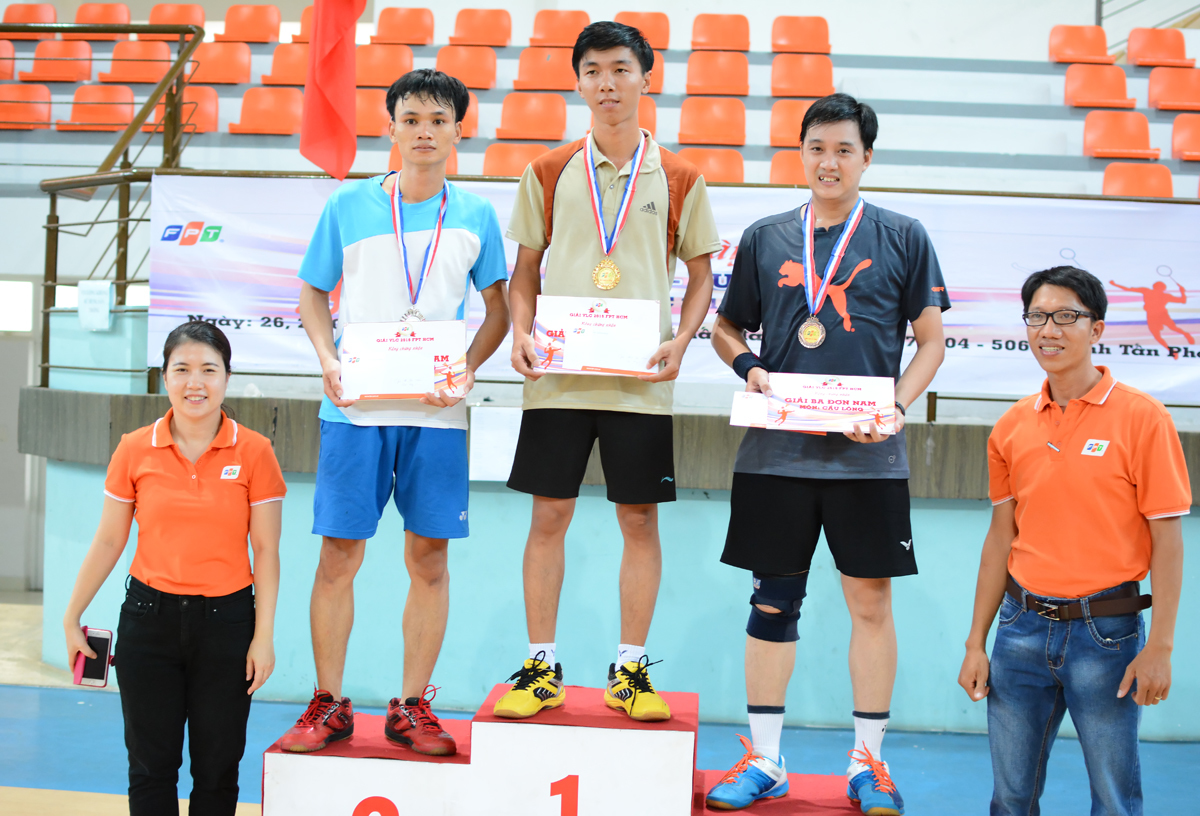 <p> Với việc vượt qua Văn Mạnh ở trận chung kết, Hoàng Sang đã đoạt huy chương Vàng ở nội dung đơn nam - môn cầu lông. Đứng vị trí thứ Ba là Thế Phiệt (áo xám, FPT IS).</p>