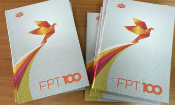 Chủ tịch Trương Gia Bình trao sách FPT 100 cho cá nhân xuất sắc