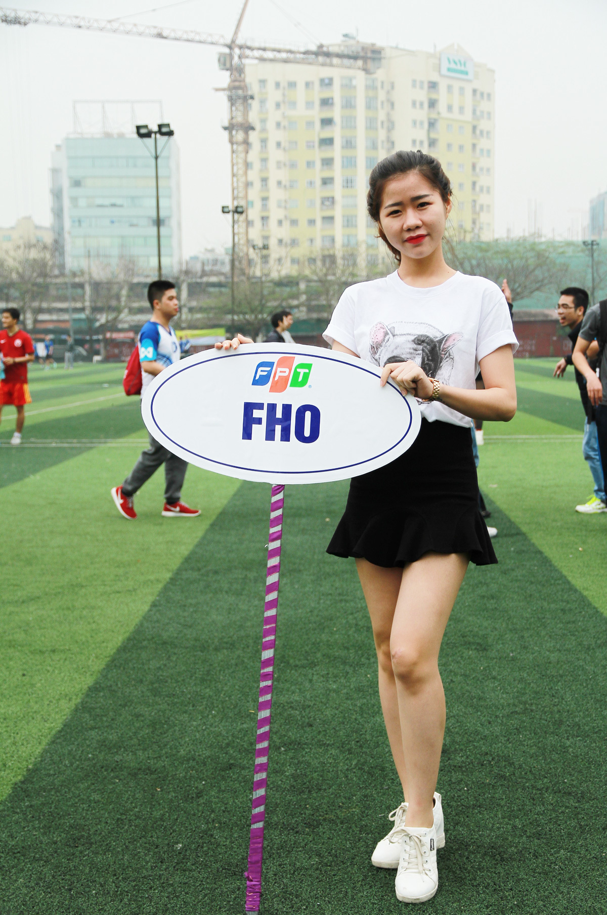<p> Diện trang phục tối giản, trẻ trung và năng động, Hoàng Mai Trang, Ban Văn hóa - Đoàn thể FPT, phụ trách tiết mục văn nghệ trình diễn tại khai mạc FPT Champions League. </p>