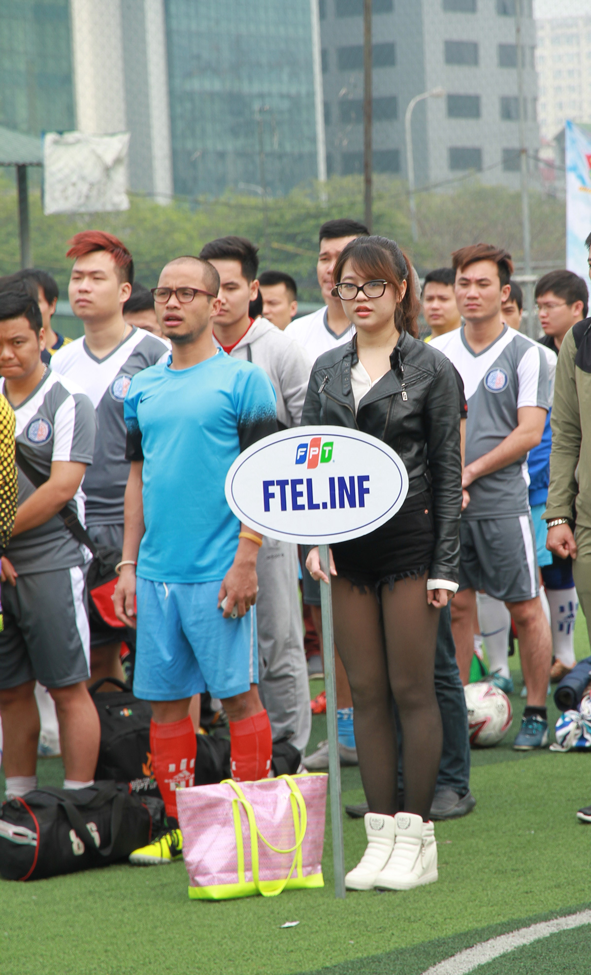 <p> Mùa giải nào Trần Nữ Thạch Linh, FPT Telecom, cũng có mặt trên sân để cổ vũ nhiệt tình cho đội nhà. Cô là cổ động viên trung thành của đội bóng Viễn thông. </p>