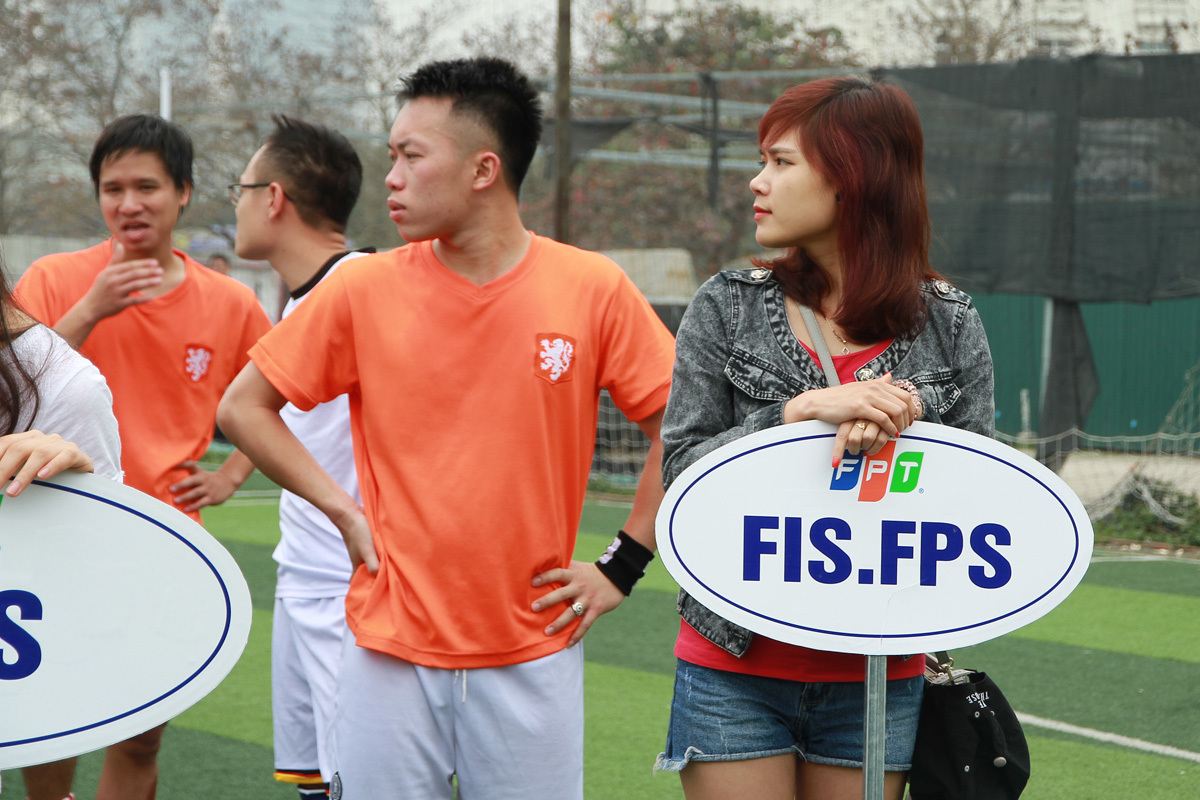 <p> Ra sân đúng tinh thần khỏe khoắn với cả cây denim, Trần Vân Anh, FPT IS, đại diện cầm biển cho các cầu thủ FIS.FPS.</p>