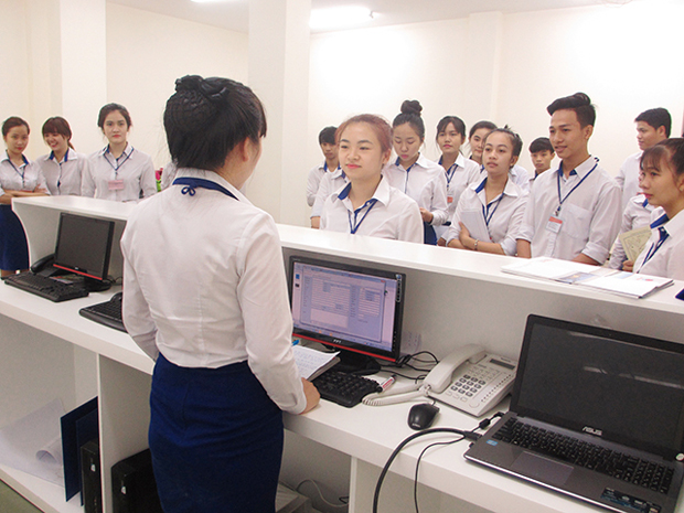 Bắt đầu từ học kỳ 2 này, Cao đẳng Thực hành FPT (FPT Polytechnic) phía Nam tổ chức cho sinh viên ngành Nhà hàng - Khách sạn tiếp cận môn Thực hành nghiệp vụ lễ tân.