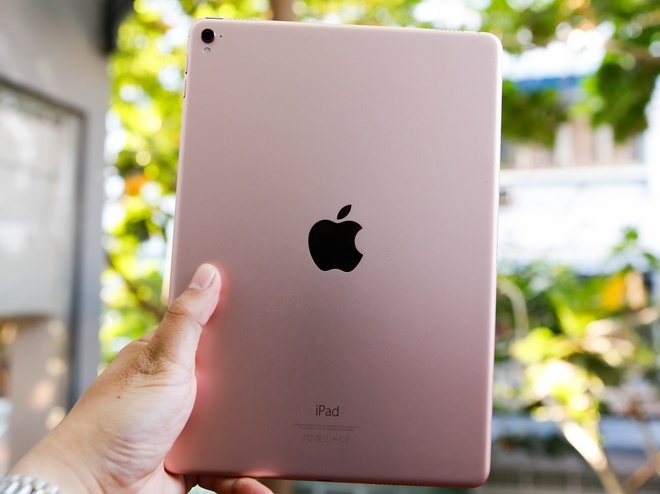 <p class="Normal" style="text-align:justify;"> Mặt sau của iPad Pro 9,7 inch không khác biệt so với iPad Air 2 về cả thiết kế và độ nặng khi mới cầm sử dụng qua. Giống như iPhone 6S, điểm dễ phân biệt nhất của sản phẩm so với iPad Air 2 là có thêm màu vàng hồng.</p>