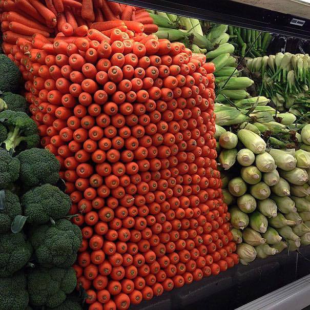 <p> <span style="line-height:26px;">Cà rốt được xếp chồng tại một siêu thị.</span></p>