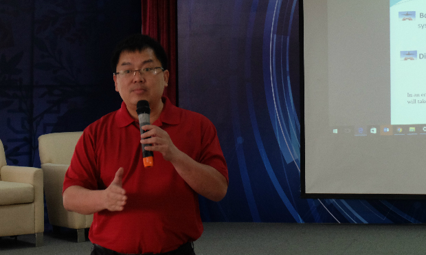 Chủ tịch FPT Software Hoàng Nam Tiến là người chấm điểm chung khảo ý tưởng.