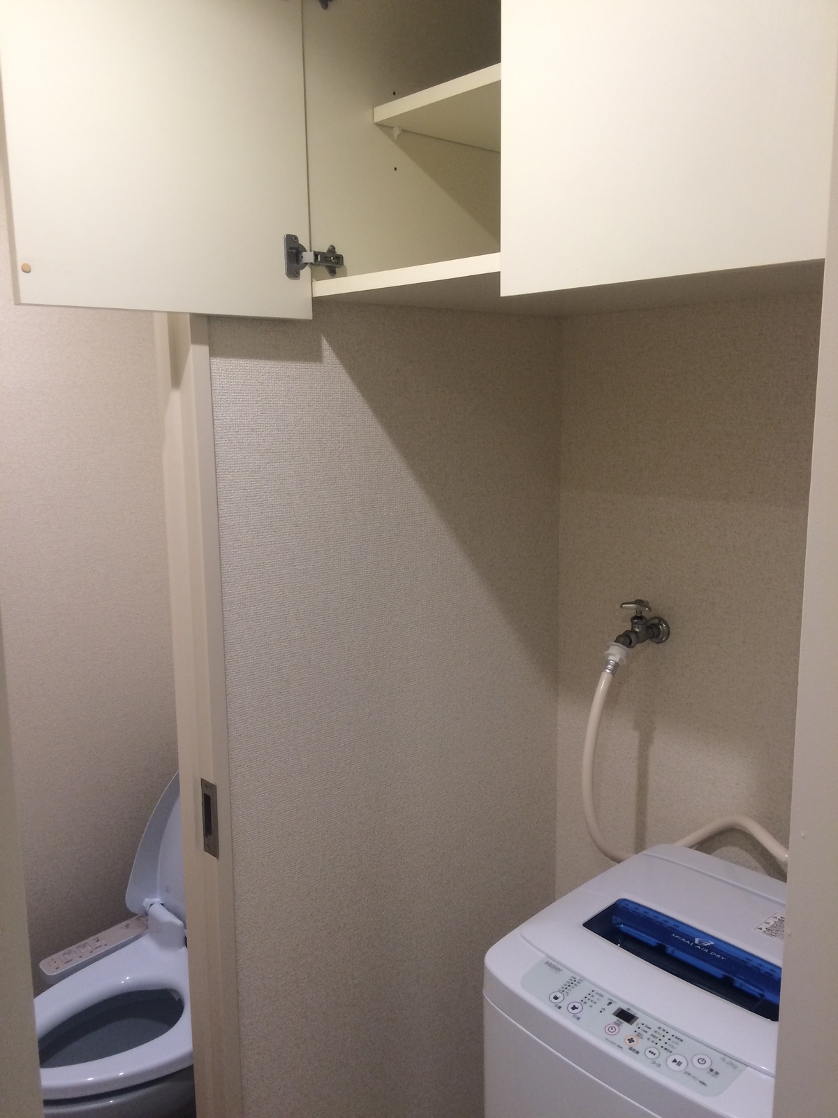 <p> Do cấu trúc của phòng nên ở Tsurumi, máy giặt, máy hút bụi sẽ được đưa vào từng phòng, không phải thiết kế khu dùng chung như ký túc xá Kawasaki (85 phòng).</p>