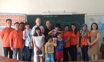 Sinh viên Brunei trao quà cho trẻ em Làng Hy vọng