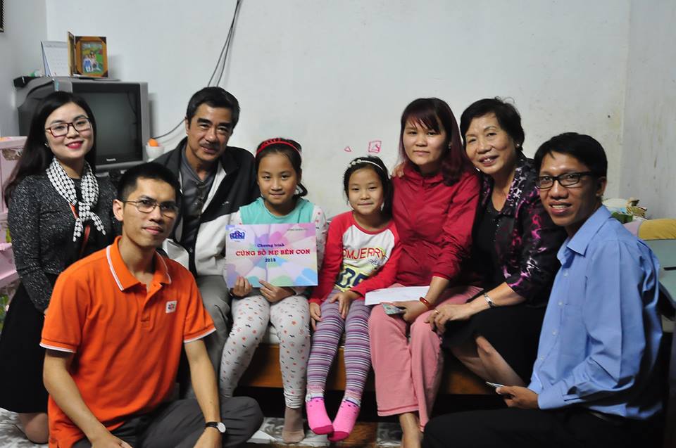 <p class="Normal"> Trước chuyến thăm này, ngày 29/3 vừa qua, đoàn FPT cũng đã đến thăm gia đình chị Mai Thị Phương Thảo và chị Đinh Thị Thúy Hồng (đều là CBNV FPT Software, mất năm 2015).</p> <p class="Normal"> Tại TP HCM, chị Trương Thanh Thanh và đoàn FPT HCM đã đến thăm gia đình anh Nguyễn Thành Sơn, cán bộ FPT IS; anh Trần Thiện Vinh, nhân viên lái xe của FPT Software; chị Trần Thị Xuân Lan, một trong những nhân viên đầu tiên tại Call Center Tân Thuận - qua đời trong năm 2014-2015. Đoàn cũng đến thăm cháu Đào Phi Yến, con gái anh Đào Quý Phi, FPT Myanmar, bị bệnh rối loạn mạch máu não bẩm sinh hiếm gặp.</p> <p class="Normal"> "Cùng bố mẹ bên con" là dự án được Quỹ Trường tồn FPT và Công đoàn FPT phối hợp triển khai dành cho con của CBNV FPT không may mất sớm. Theo đó, hằng năm, FPT sẽ thể hiện sự quan tâm của mình đối với các bé bằng nhiều hình thức khác nhau. Năm nay, quỹ đã trích mỗi phần quà trị giá 2 triệu đồng để dành tặng cho mỗi trường hợp đến thăm. </p>