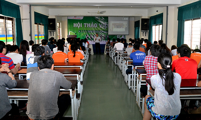 <div style="text-align:justify;"> Sáng ngày 1/4, FPT Polytechnic Đà Nẵng đã tổ chức hội thảo việc làm dành cho hơn 100 sinh viên nhà trường. Tham dự chương trình có đại diện lãnh đạo của 10 doanh nghiệp công nghệ thông tin (CNTT) và viễn thông trên địa bàn thành phố.</div>