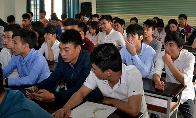 <p style="text-align:justify;"> FPT Shop hiện đang triển khai chương trình thực tập sinh tiềm năng trên toàn quốc nên cơ hội dành cho sinh viên FPT rất lớn. Tham gia khóa thực tập ba tháng, sinh viên được đào tạo và trải nghiệm môi trường bán lẻ hàng đầu Việt Nam, đặc biệt có cơ hội lớn trở thành nhân viên chính thức của FPT Shop.</p>