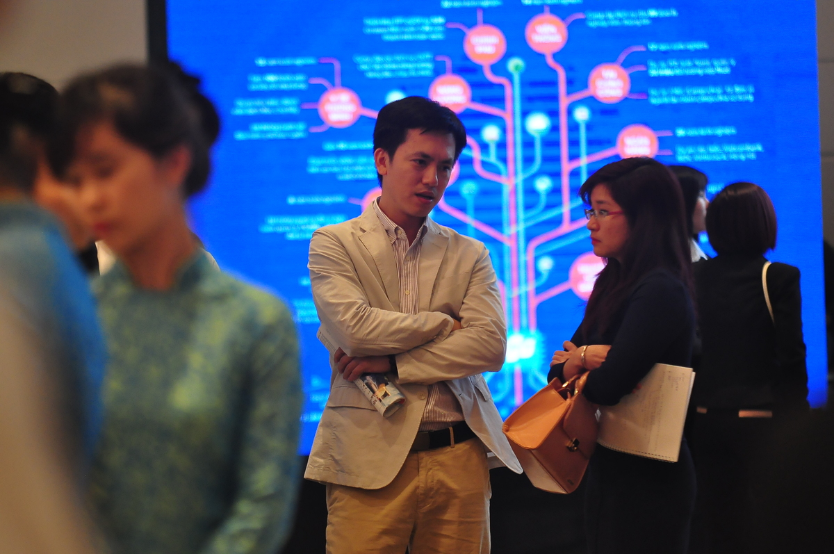 <p> Nhiều cổ đông nhận định, FPT là bluechip đầu tư dài hạn của họ trong tương lai. Theo chị Lương Thu Hương, Công ty chứng khoán BIDV (váy đen), nhận định, CNTT đang là ngành phát triển trong tương lai. Tập đoàn hiện có các ứng dụng thiết thực trong đời sống như giao thông thông minh, y tế thông minh... là những mảng sơ khai ở Việt Nam nhưng hứa hẹn nhiều đất phát triển trong tương lai, rất tốt cho FPT.</p>