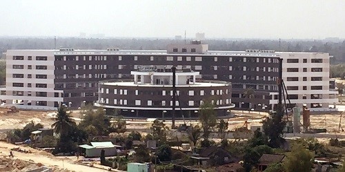 <p class="Normal"> <span>Tòa nhà hình Trống đồng ở giữa cao 3 tầng; tầng 1 là nhà ăn; tầng 2 là trung tâm đào tạo lập trình viên; tầng 3 là văn phòng làm việc. </span></p>