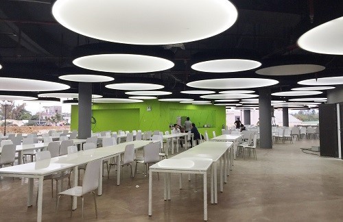 <p> <span style="color:rgb(0,0,0);">Tòa nhà có nhà ăn rộng rãi cho 1.000 nhân viên...</span></p>