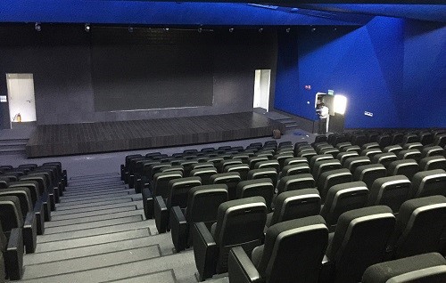 <p class="Normal"> ...Và có cả rạp chiếu phim.</p>