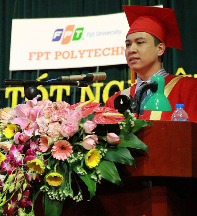 <p class="Normal" style="text-align:justify;"> Thầy Lã Ngọc Quang, GĐ FPT Polytechnic Hà Nội, cho biết, đây là buổi lễ tốt nghiệp đầu tiên của các sinh viên chuyên ngành Thiết kế đồ hoạ cũng như ngành Lập trình máy tính thiết bị di động. Thầy cũng mong các sinh viên luôn giữ được ngọn lửa nhiệt huyết trong công việc và cuộc sống, tự tin lập nghiệp và thành công. <em>Ảnh</em><span>: </span><strong>Anh Tuấn</strong></p>