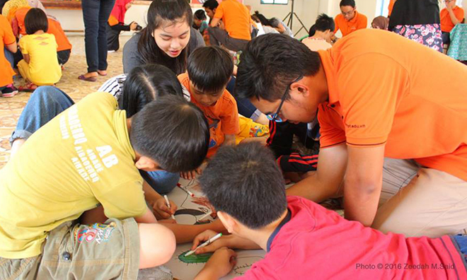 <p> Bên cạnh game và văn nghệ, trẻ em được chia thành nhiều nhóm dưới sự hỗ trợ của sinh viên Brunei để tham gia trò chơi vẽ tranh. </p>