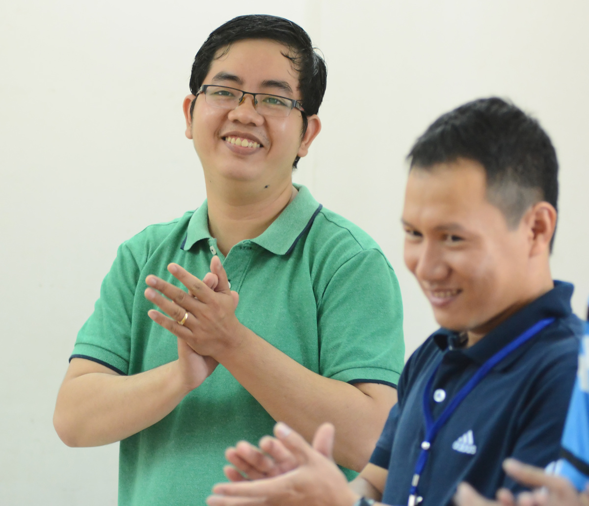 <p> Anh Vũ Minh Quang (bên trái) - đại diện cho mentor - đọc bản tuyên thệ: "Học viên cần, chúng tôi có. Học viên hỏi khó, chúng tôi mừng. Nhiệt huyết chân thành xây nghiệp lớn. Cùng bay lên mây hồng Việt Nam".</p>