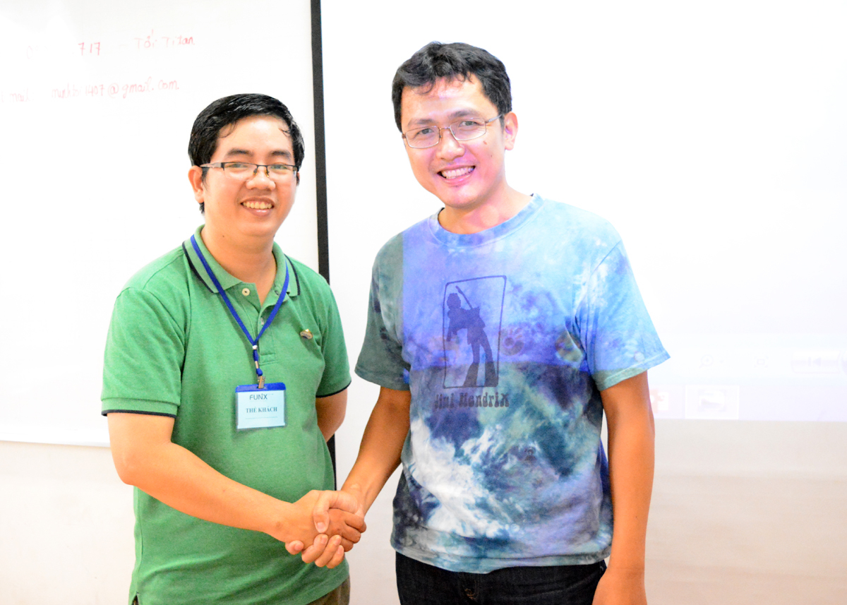 <p> Anh Nguyễn Thành Lâm gắn huy hiệu cho mentor mới Vũ Minh Quang (FPT Software).</p>