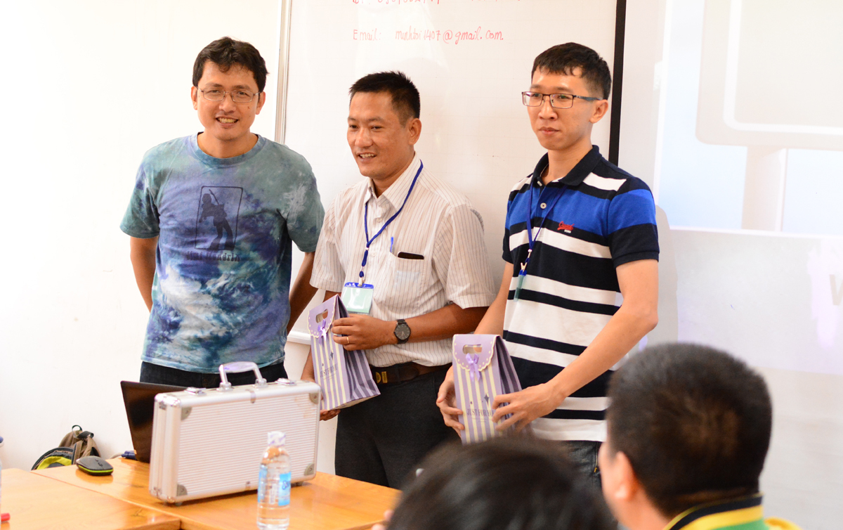 <p> Hai sinh viên có kết quả học tập tốt nhất là Đào Huy Cương và Nguyễn Duy Khôi (giữa).</p>