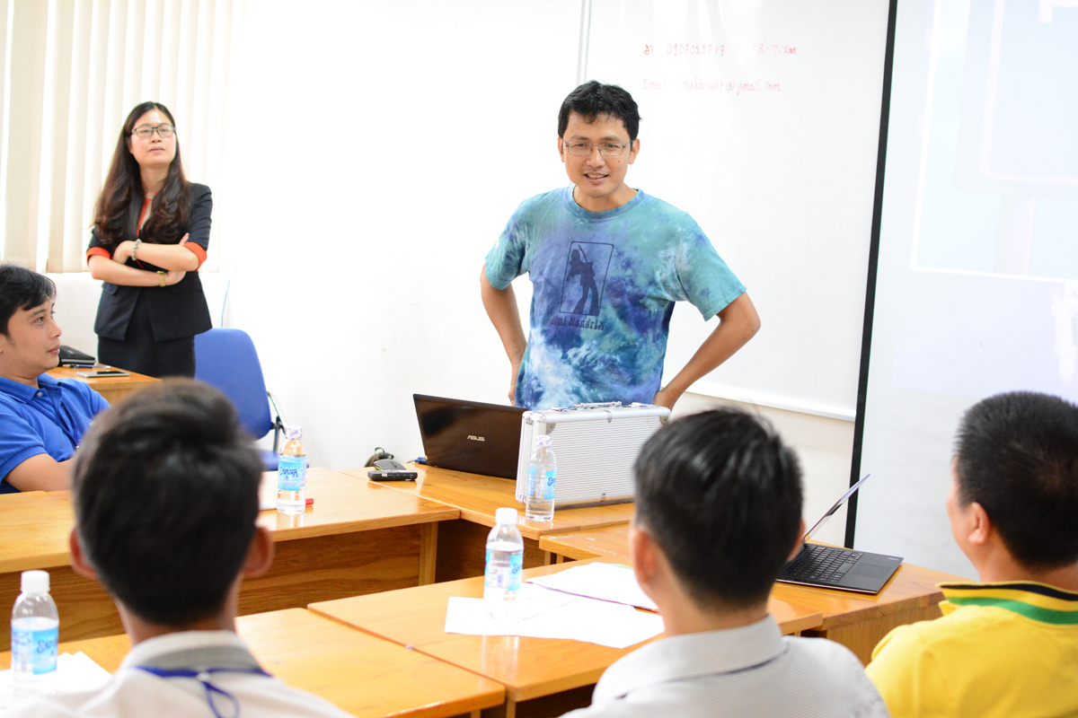 <p> Trong thời gian còn lại của buổi sáng, anh Nguyễn Thành Lâm chia sẻ về “Follow your passion? My story” (Theo đuổi đam mê của bạn, câu chuyện của tôi). Cựu CEO FPT Software đánh giá, FUNiX là mô hình đào tạo hoàn toàn mới tại Việt Nam và anh rất tâm đắc với khẩu hiệu "học nhanh đi kiếm tiền" của FUNiX. <br /> Anh Lâm cho biết, mỗi năm FPT Software có nhu cầu tuyển dụng khoảng 2.000 đến 3.000 người, nhưng tỷ lệ sinh viên ra trường chỉ khoảng 15.000/ năm. Nếu tính đến các tỷ lệ chọi thì rõ ràng số sinh viên được tuyển dụng sẽ không đáp ứng đủ. Do đó, việc chỉ phải học 2 năm ở FUNiX thay vì 4 năm ở các trường khác là hoàn toàn hợp lý và cần thiết.</p>