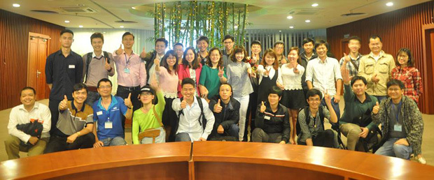 <p class="Normal"> Chương trình kết thúc lúc 12h15, các sinh viên và mentor có dịp trao đổi thảo luận bên mâm cơm trưa đầm ấm với câu chuyện hữu ích. <span><em>Ảnh: <strong>FUNiX.</strong></em></span></p> <p class="Normal"> <br /> FUNiX (thuộc hệ thống giáo dục FPT) là đại học trực tuyến đầu tiên ở Việt Nam chuyên đào tạo Công nghệ thông tin. Học viên tương tác với Mentor – là chuyên gia, nhà quản lý của các công ty hàng đầu trong lĩnh vực Công nghệ thông tin - thông qua kết nối online. Chương trình gồm 8 chứng chỉ. Sau mỗi học kỳ, sinh viên được cấp một chứng chỉ có giá trị riêng biệt và tìm kiếm việc làm tương ứng. <br /> Hiện FUNiX có khoảng 400 sinh viên theo học cùng 200 mentor sinh sống và làm việc ở 10 quốc gia, sẵn sàng hỗ trợ 24/7 thông qua kênh online.</p>