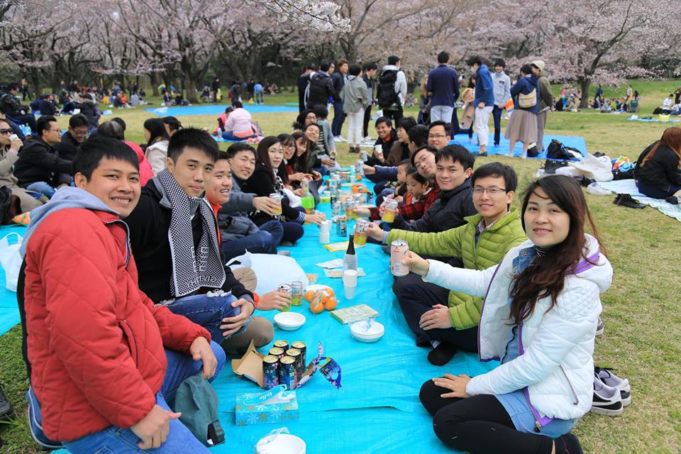 <p> May mắn hơn nhóm khác, các thành viên G-ET  cùng người thân tận hưởng hoa anh đào trong tiết trời đẹp tại công viên Showakinen.</p>