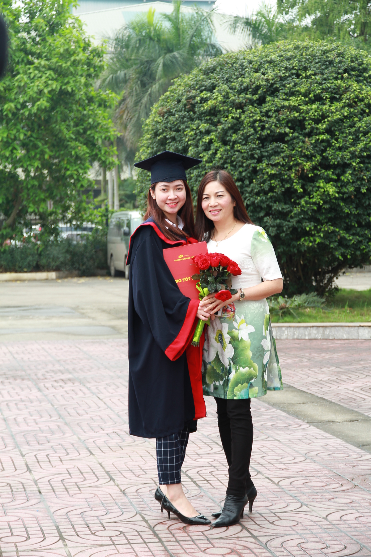 <p> Đi cổ vũ con gái trong ngày tốt nghiệp, mẹ Hoa yên tâm vào chất lượng giảng dạy của nhà trường trong học tập, thực tập và ngoại khóa. </p>