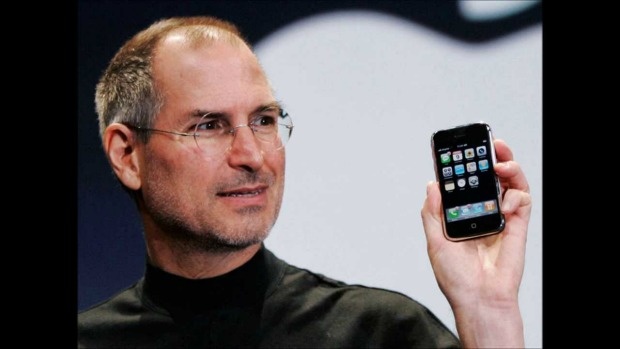 <p class="Normal"> <strong>1. Steve Jobs - Apple</strong></p> <p class="Normal" style="text-align:justify;"> Bỏ học năm 19 tuổi, ông đã sáng lập và tạo ra đế chế Apple hùng mạnh của ngày hôm nay. Căn bệnh ung thư đã lấy đi của ông sức khỏe, nhưng vẫn không đánh bại được ý chí và sự khao khát cống hiến của Steve Jobs khi ông đã tạo ra iPod và iPhone. Cha đẻ "quả táo cắn dở" đã nằm xuống nhưng những gì ông để lại cho thế giới là cái đầu siêu nhiên của một nhà công nghệ hàng đầu. </p>