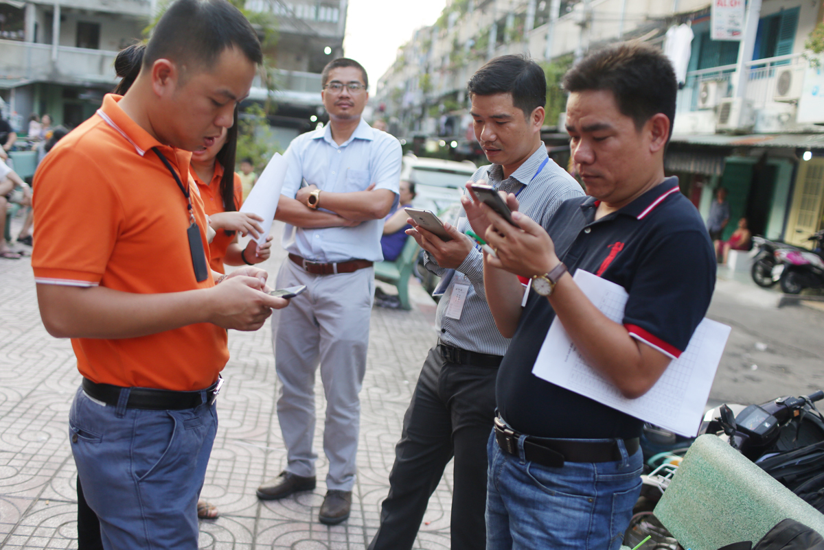 <p> Chiều thứ Ba (ngày 5/4), hơn 40 cán bộ quản lý tại các Trung tâm Kinh doanh Sài Gòn tập trung tại một khu dân cư ở quận 3 để ra quân chiến dịch "Khám sức khỏe cán bộ quản lý". Chủ xị chương trình là anh Phùng Hưng (giữa), GĐ Vùng 5 kiêm CEO FPT Telecom Campuchia, người liên tục có các sáng kiến mới áp dụng trong kinh doanh gần đây, đặc biệt là <a href="http://chungta.vn/tin-tuc/kinh-doanh/fpt-telecom-sai-gon-chia-dat-cho-nhan-vien-44905.html">chia đất để thâm canh</a>.</p> <p style="text-align:justify;"> Đối tượng được "khám sức khỏe" kỳ này là cán bộ quản lý, từ cấp Trưởng phòng kinh doanh cho đến PGĐ và GĐ các Trung tâm kinh doanh. Đồng hành với "diễn viên chính" có một nhân viên kinh doanh mới gia nhập FPT Telecom. Theo anh Hưng, chương trình còn như một khóa đào tạo thực tế của sư phụ (là quản lý) dành cho đệ tử (là nhân viên mới).</p> <p style="text-align:justify;"> Trong ảnh, các giám đốc đang liên lạc với thành viên của nhóm hay đơn vị để đôn đốc hội quân sớm.</p>