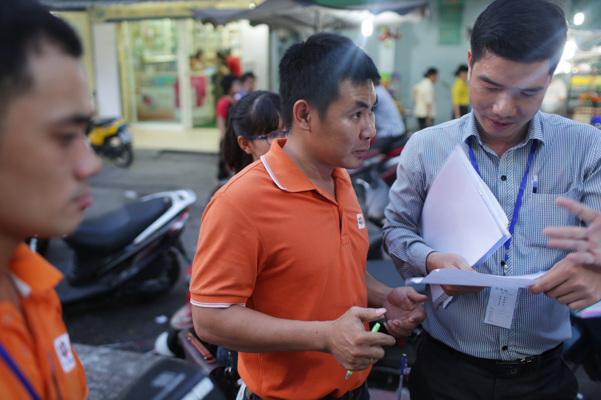 <p> Anh Lê Nam (phải), GĐ Trung tâm Kinh doanh Sài Gòn 4, là thành viên Ban tổ chức chịu trách nhiệm tổng hợp số liệu, phát "kịch bản" cho các nhóm.</p>