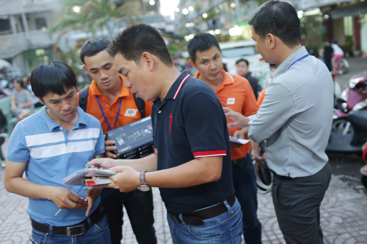 <p> Anh Trần Đăng Hưởng (áo đen), GĐ Trung tâm Kinh doanh Sài Gòn 5, bàn bạc với đồng đội về cách thức triển khai với khách hàng.</p>