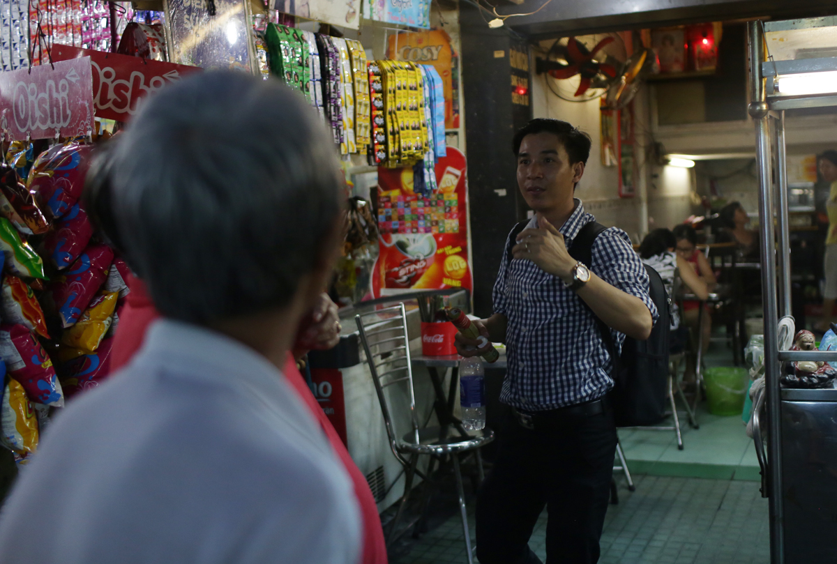 <p> Anh Trần Quốc Hưng, GĐ Trung tâm Kinh doanh Sài Gòn 9, tư vấn cho một khách hàng là chủ tiệm tạp hóa gần chợ Bàn Cờ.</p>