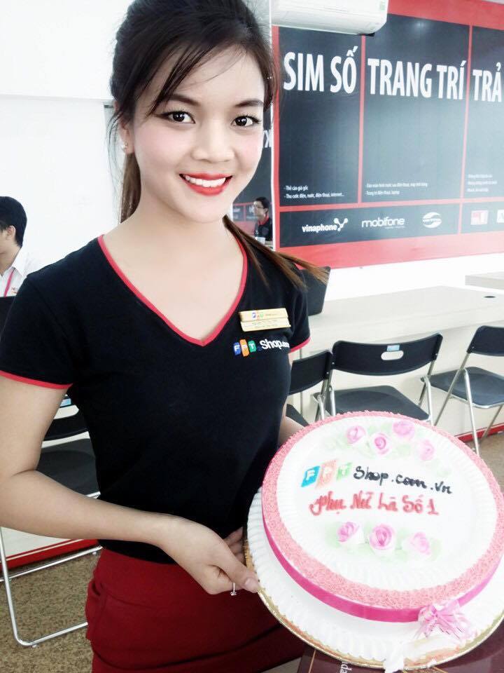 <p> Nguyễn Thị Thu Hiền hiện là nhân viên sale kiêm kế toán tại FPT Shop 46 Hồ Tùng Mậu, Cầu Giấy, Hà Nội. Cô luôn gây ấn tượng tốt đẹp với khách hàng nhờ thái độ thân thiện, nụ cười tươi và gương mặt xinh xắn.</p>