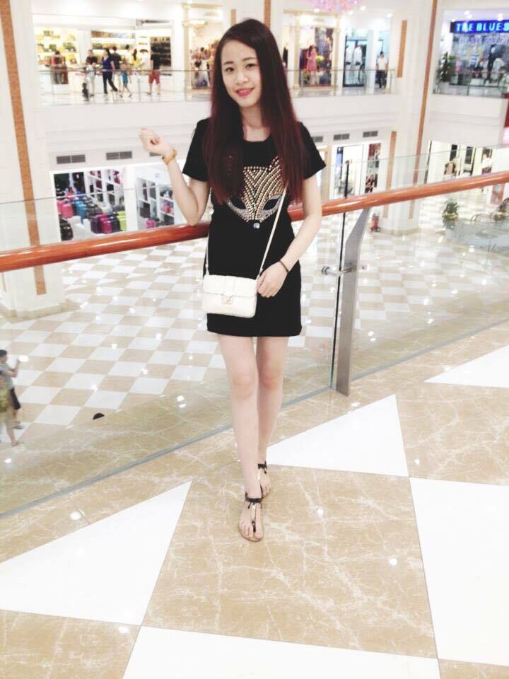 <p> Với chiến dịch <span style="color:rgb(0,0,0);"><strong><a href="http://chungta.vn/tin-tuc/kinh-doanh/we-love-fpt-shop-than-duoc-tang-truong-46557.html">"We" love FPT Shop</a> </strong></span>hiện nay, Hằng càng có cơ hội rèn luyện bản thân để có được sự hài lòng cao nhất của khách hàng. "Tôi luôn cố gắng thực hiện tốt và đầy đủ nguyên tắc của "We" love theo sự chân thành, tình cảm và quan tâm thật sự với khách hàng", cô cho hay.</p>