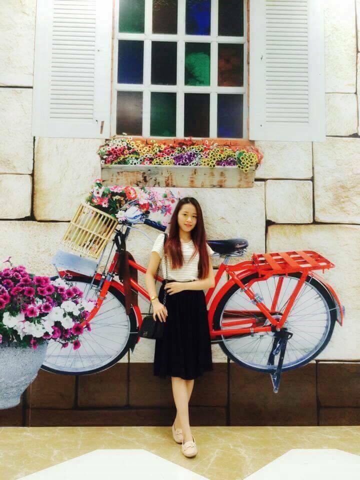 <p> Ở ngoài cuộc sống, Hằng cũng có những sở thích rất con gái như d<span style="color:rgb(0,0,0);">u lịch, nấu ăn, ca hát... Cô cũng được đánh giá là người v</span><span style="color:rgb(0,0,0);">ui vẻ, hay cười, hòa đồng và thân thiện.</span></p>