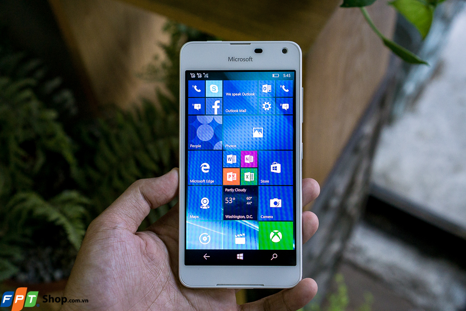 <p> Lumia 650 có màn hình kích thước 5 inch với độ phân giải HD (1280x720 pixel), sử dụng tấm nền OLED. </p>