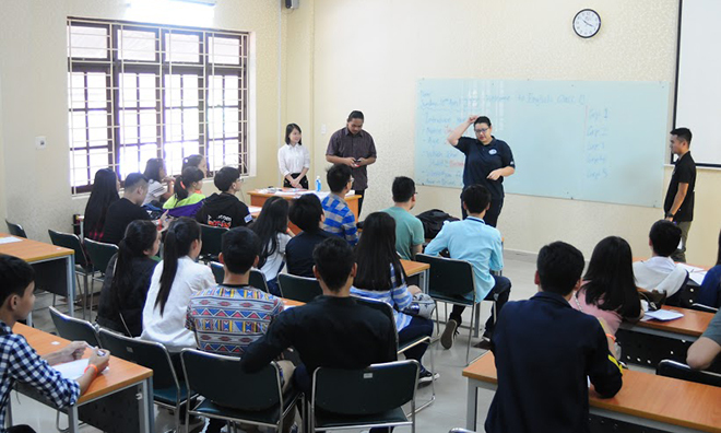 <p class="Normal" style="text-align:justify;"> Để trải nghiệm như một sinh viên quốc tế thực thụ, học sinh được tham gia lớp học. Tại đây, các em được trải nghiệm bài giảng trực quan sinh động của c<span>ác chuyên ngành như Quản trị kinh doanh, Quản trị sự kiện, Công nghệ thông tin, Thiết kế đồ họa... </span><span>với hệ thống hỗ trợ tiên tiến và phòng học hiện đại. Đợt này, 300 học sinh còn được giao lưu với 15 sinh viên Brunei đang theo học tại ĐH FPT cơ sở Đà Nẵng.</span></p>