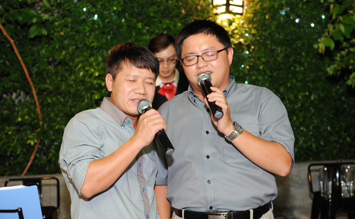 <p> Anh Trần Minh Trí và anh Phùng Sỹ Bảy, Phó Ban điều hành sản xuất FPT Software (DMO), cùng phiêu trong bài "Người đẹp mũi to", một chế tác STCo của FPT.</p>
