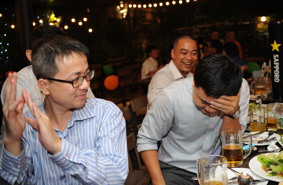<p> GĐ FSU11 Nguyễn Quốc Đông (trái) ngạc nhiên khi anh Trần Tiến Phước, GĐ FSU17 HCM, ôm mặt cười khi được chị định làm diễn viên cho vở kịch thứ hai có tên Sơn Tinh - Thủy Tinh.</p>