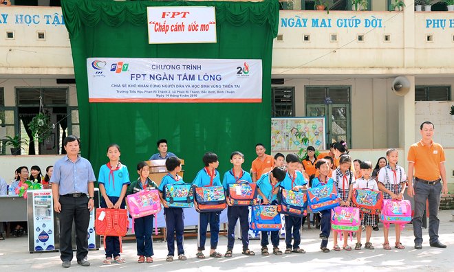 <p> Đại diện nhà trường và đoàn FPT Telecom chụp hình lưu niệm với học sinh Phan Rí Thành. Tổng số tiền mà Quỹ "Người FPT vì cộng đồng" trao cho học sinh và nhà trường là 45 triệu đồng.</p>
