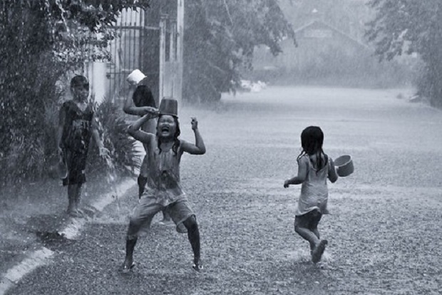 <p class="Normal"> Tắm mưa luôn mang đến cho lũ trẻ những cảm giác tuyệt vời.</p>