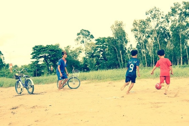 <p class="Normal"> Một bãi đất trống và đám trẻ con cùng nhau chơi đá bóng.</p>
