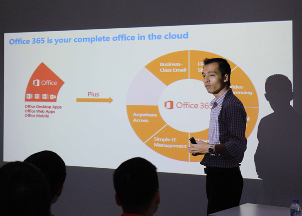 Đó là những thông tin được đại diện Microsoft, anh Trần Anh Tuấn – Phụ trách phát triển sản phẩm Cloud khối DNVN đưa ra trong buổi hội thảo “Giới thiệu về Office 365” vừa diễn ra. Tiếp nối thành công của sự kiện “Công nghệ Office 365” tại thành phố Hồ Chí Minh ngày 25/3, buổi hội thảo được tổ chức nhằm giới thiệu đến các khách hàng doanh nghiệp khu vực Hà Nội của FTI và Microsoft sản phẩm Office 365 - một giải pháp hoàn hảo hỗ trợ doanh nghiệp tận dụng lợi thế to lớn của điện toán đám mây để phát triển nhanh chóng và tăng cường hiệu quả trong kinh doanh.